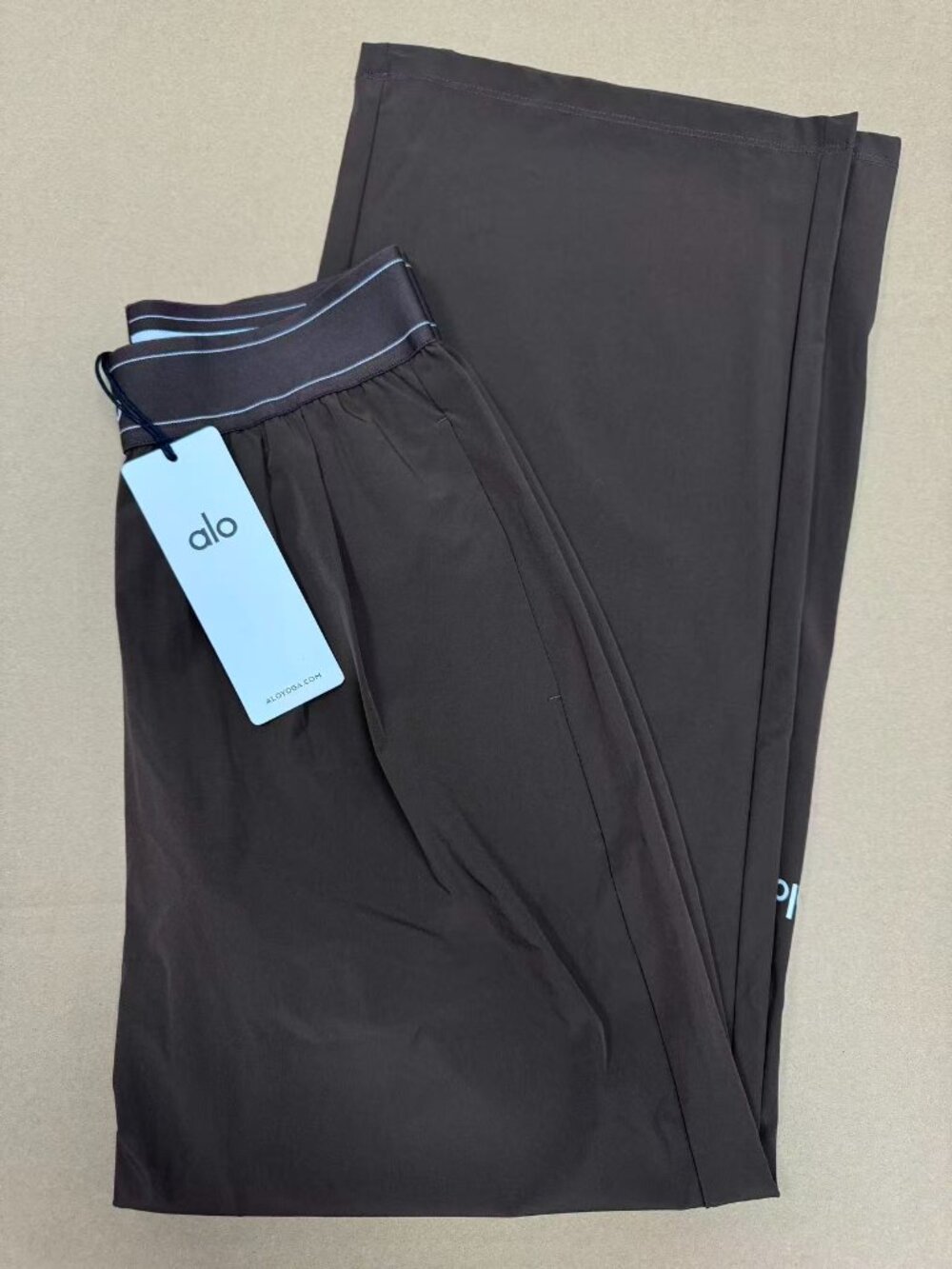 NWT 🥳 ALO Yoga Women's Classic Espresso Relaxed Straight Leg Pants | Regular🤎 - Picture 4 of 9